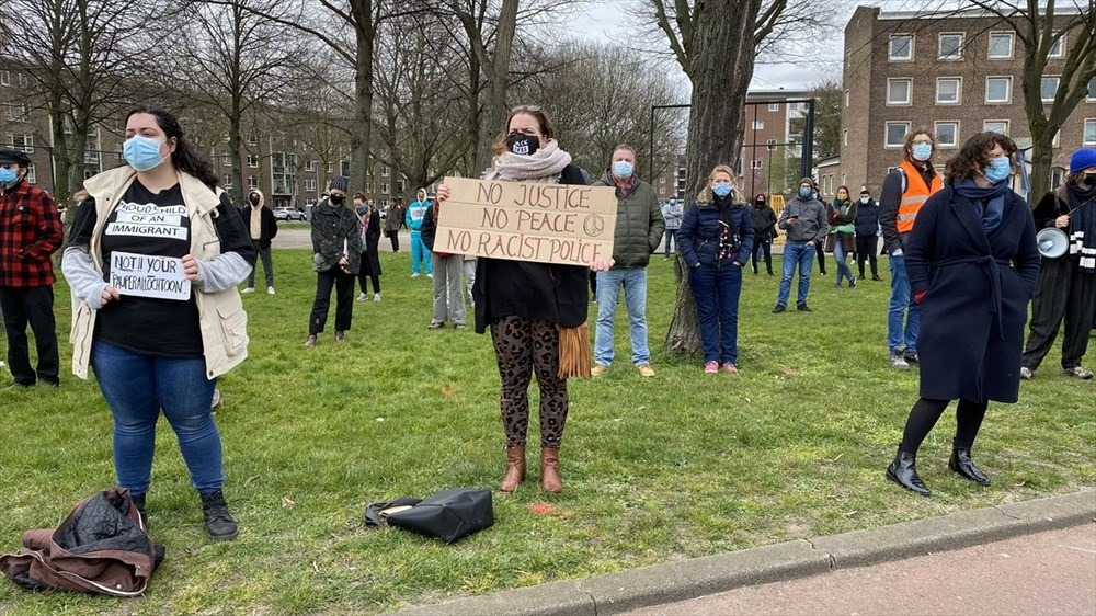 Hollanda'da polisin öldürülen Türk genciyle ilgili ırkçı söylemleri protesto edildi - 4