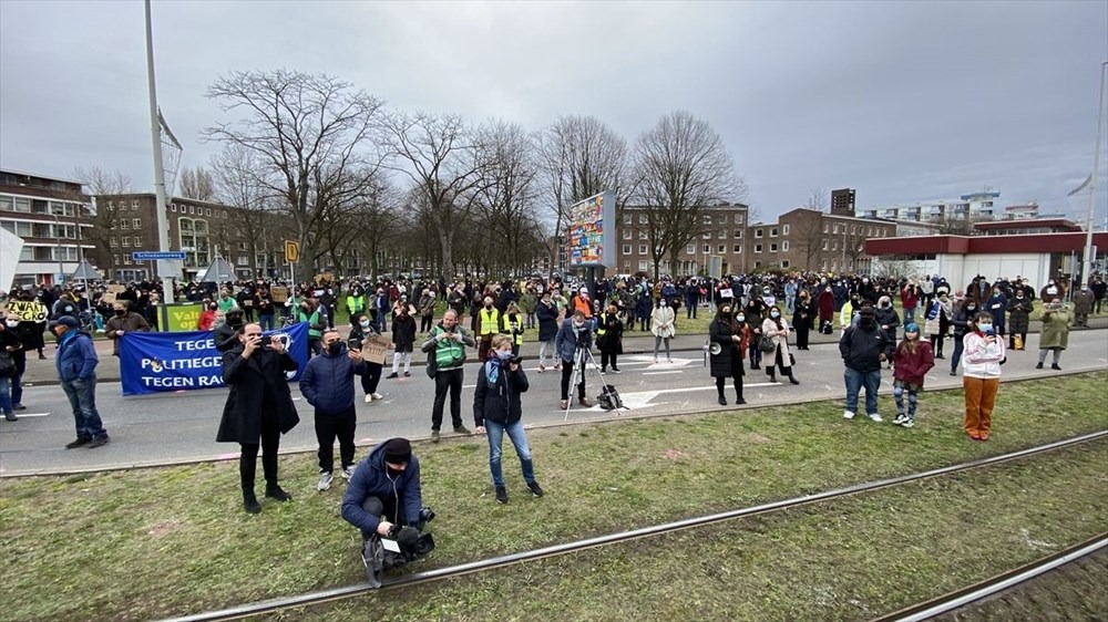 Hollanda'da polisin öldürülen Türk genciyle ilgili ırkçı söylemleri protesto edildi - 12
